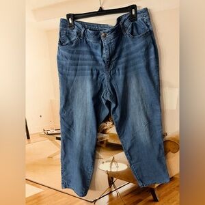 N62 Women's Relaxed Crop / Straight Blue Jeans. Gently used.